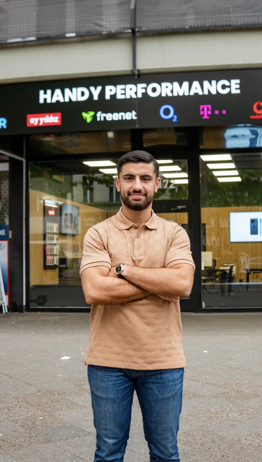 Momo, Inhaber von Handy Performance, vor dem Laden in der Potsdamer Straße